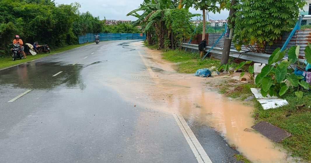 东：文德甲马化花园大路旁地下水管严重破裂