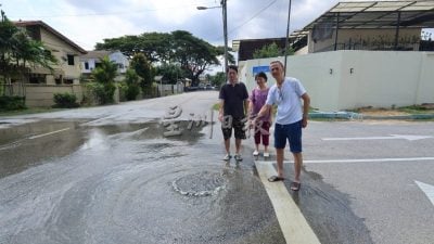 未启用的中央排污系统“漏水” 导致住宅门前成小河 屋主望尽快修复