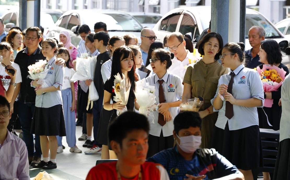 东：毕业季花束热销，其中搭配四方帽小熊的向日葵花束最受欢迎。