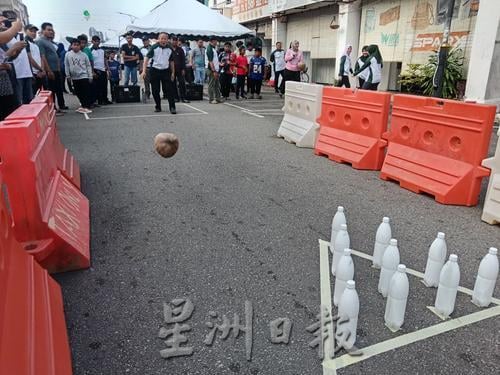 东：淡馬鲁市议会首办“无车日”活动，但缺乏宣传效应，以致到来参与民众反应不热烈。