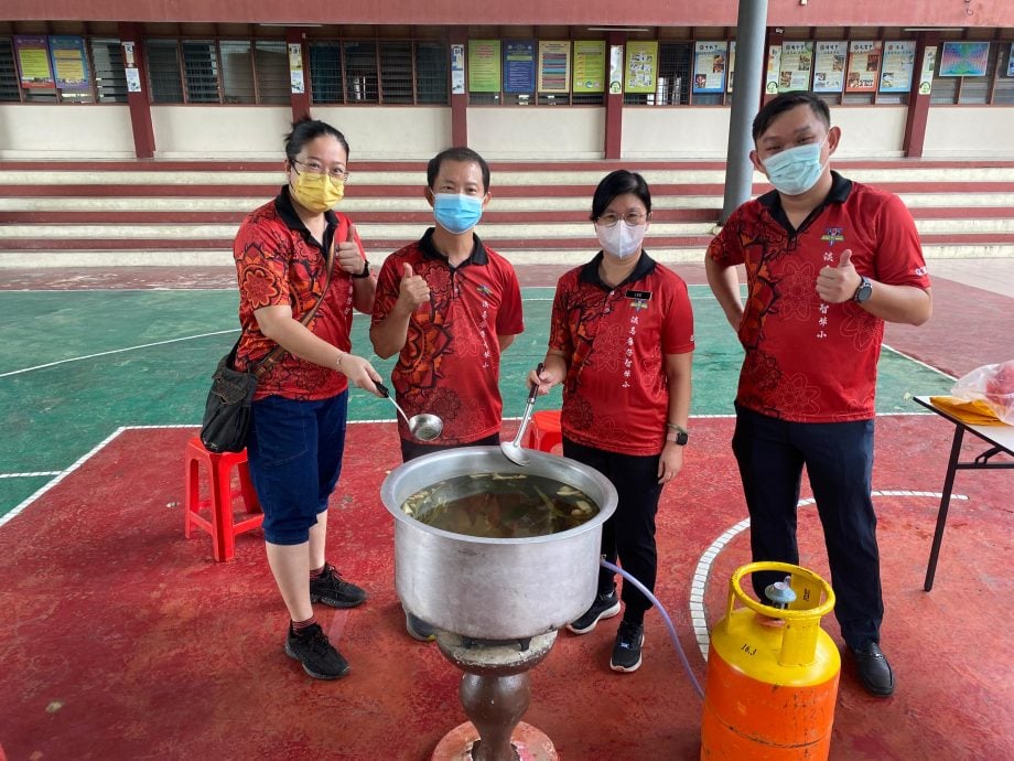 东：淡马鲁启智华小冬至前夕特别安排了一场传承文化的活动，让学生体验制作汤圆。