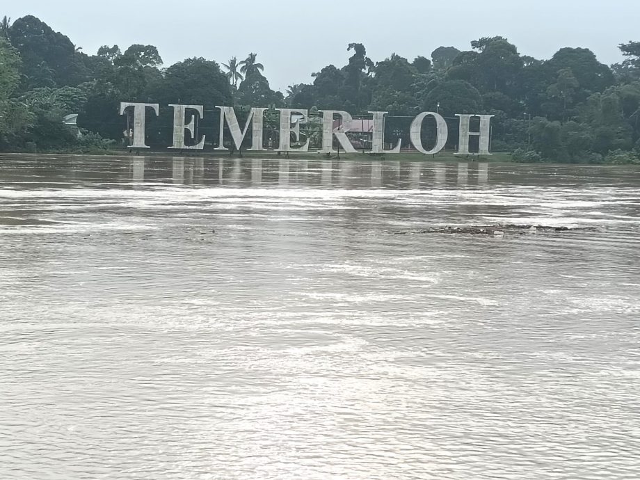 东：淡马鲁彭亨河河水水位高涨，淡马鲁河畔休闲公园走廊已完全被河水覆盖，并拉上警戒线禁止民众靠近。