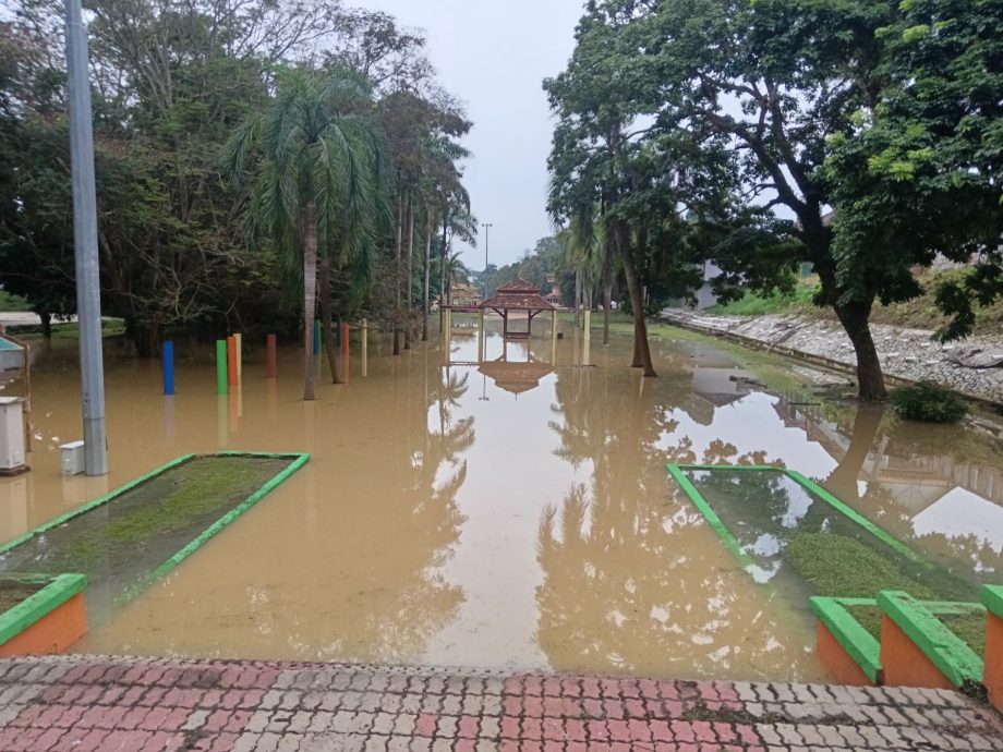 东：淡马鲁彭亨河河水水位高涨，淡马鲁河畔休闲公园走廊已完全被河水覆盖，并拉上警戒线禁止民众靠近。