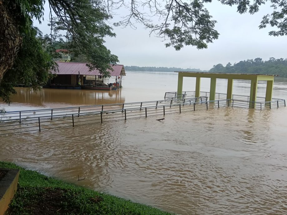 东：淡马鲁彭亨河河水水位高涨，淡马鲁河畔休闲公园走廊已完全被河水覆盖，并拉上警戒线禁止民众靠近。