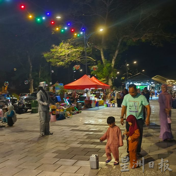 淡马鲁河畔公园越夜越热闹