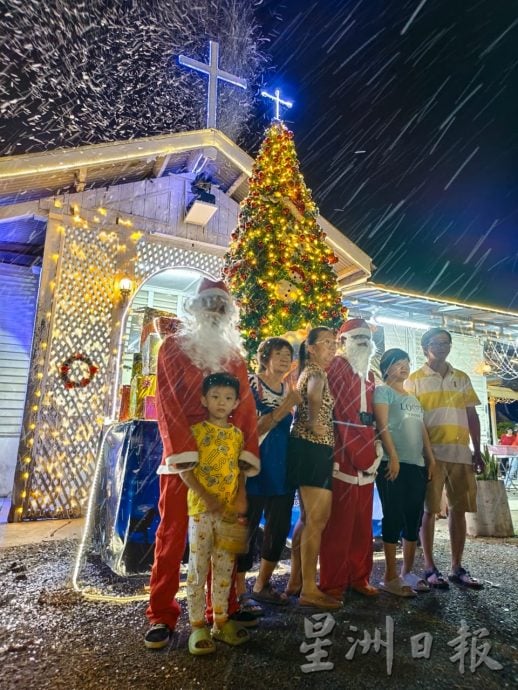 直凉圣若望教堂独特风景 圣诞夜“雪花纷飞”