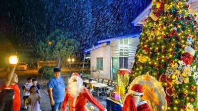 直凉圣若望教堂独特风景 圣诞夜“雪花纷飞”