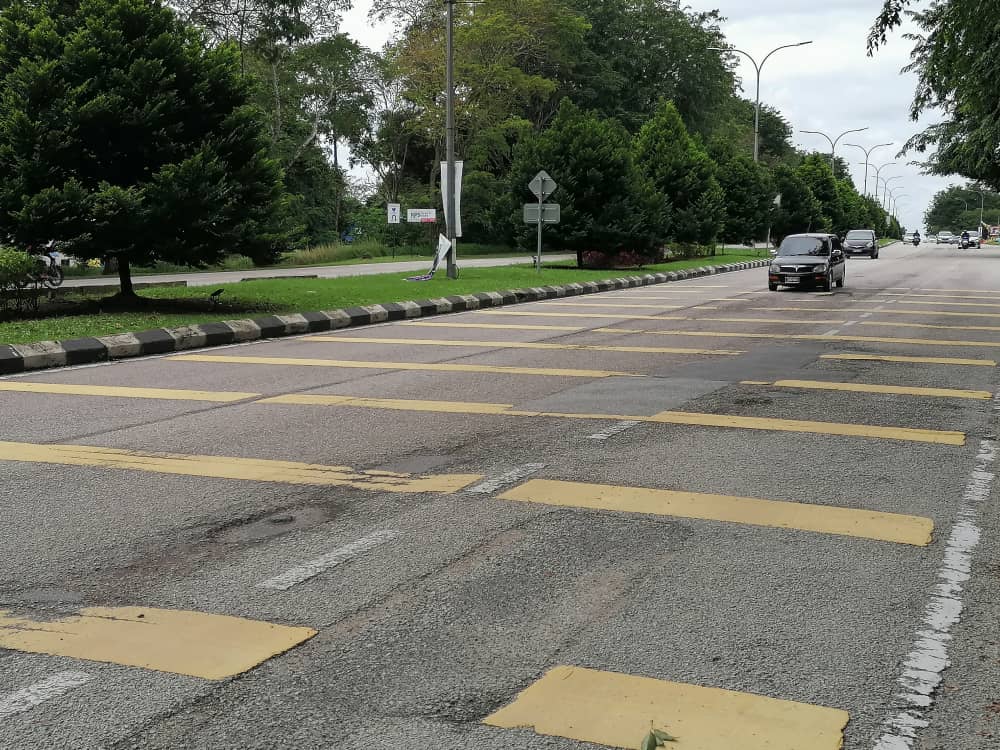 东：雨季来袭多处道路损坏威胁安全。