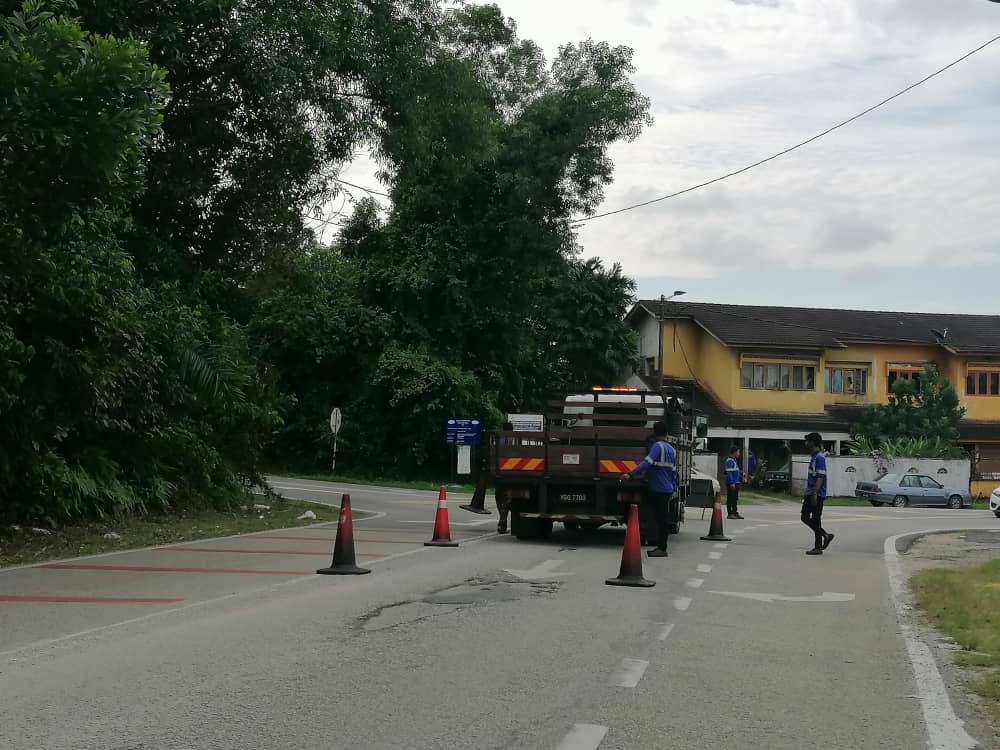 东：雨季来袭多处道路损坏威胁安全。