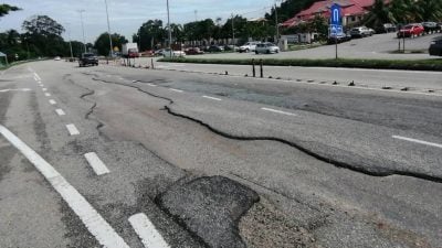 雨季来袭加剧损坏   道路坑洞藏杀机