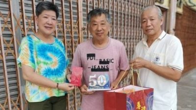 甘马挽区会颁“与马华共载50年”  聂焕东登门造访颁奖