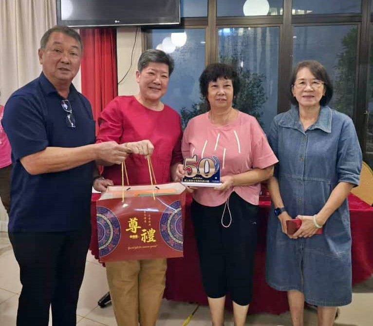 东：马华甘马挽区会设宴庆祝冬至，并颁发“风雨同路与马华共载50年”奖项。