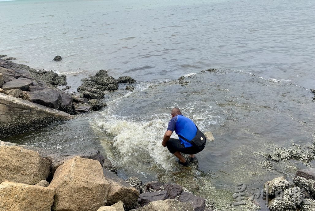 丹绒葛摩海水遭黑油污染 议员拉大队视察 大臣促彻查