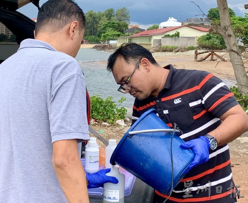 丹绒葛摩海水遭黑油污染 议员拉大队视察 大臣促彻查