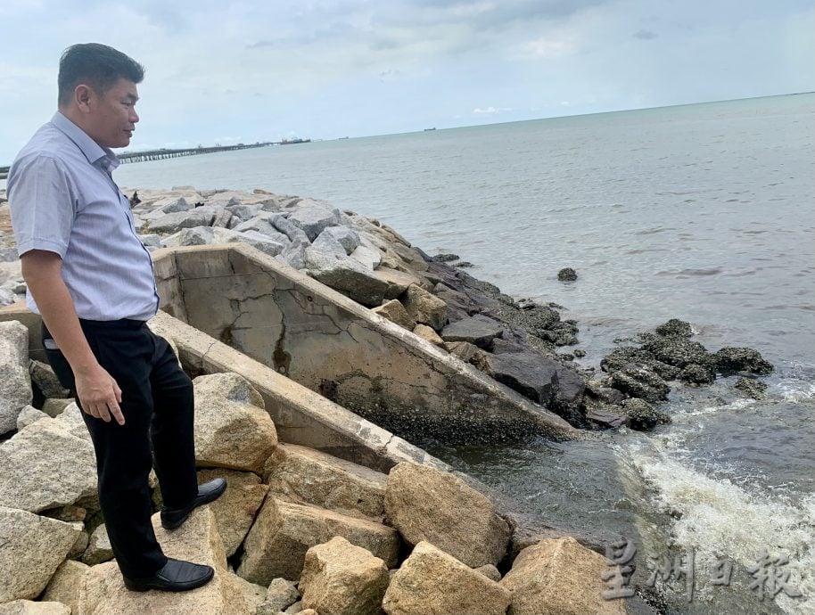 丹绒葛摩海水遭黑油污染 议员拉大队视察 大臣促彻查