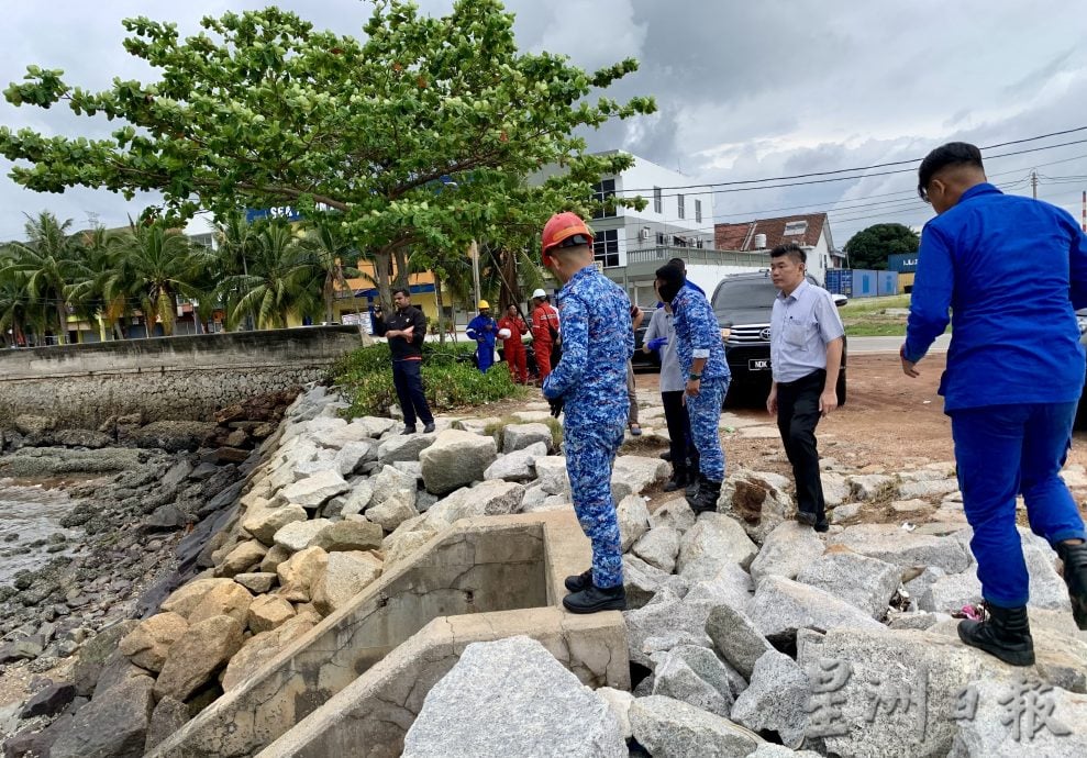 丹绒葛摩海水遭黑油污染 议员拉大队视察 大臣促彻查