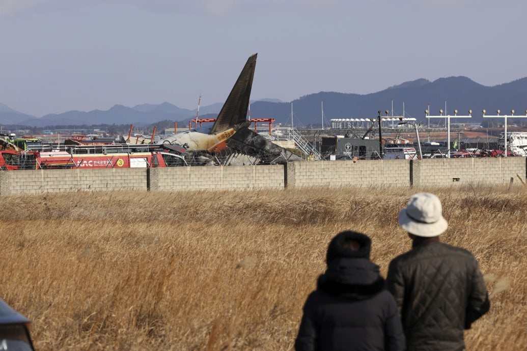  乘客称坠毁客机两天前曾多次熄火 抱怨无效照飞　