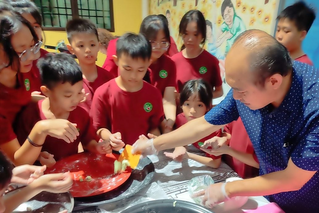 含泪入护幼之家生活 边缘学生大学毕业 