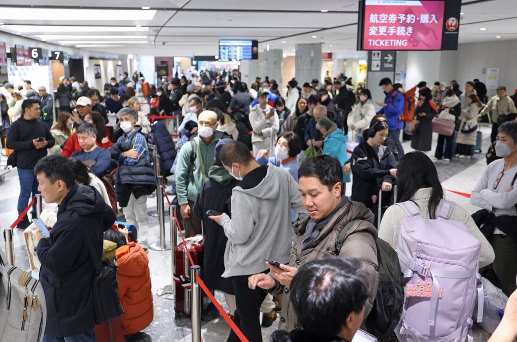 元旦前下大雪、北海道取消逾50航班──民众机场过年