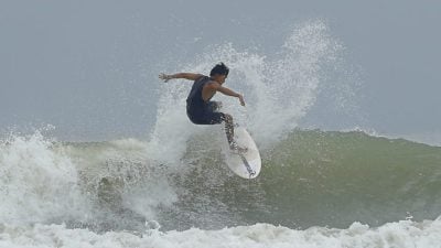 享受乘风破浪快感 去遮拉丁海滩冲浪