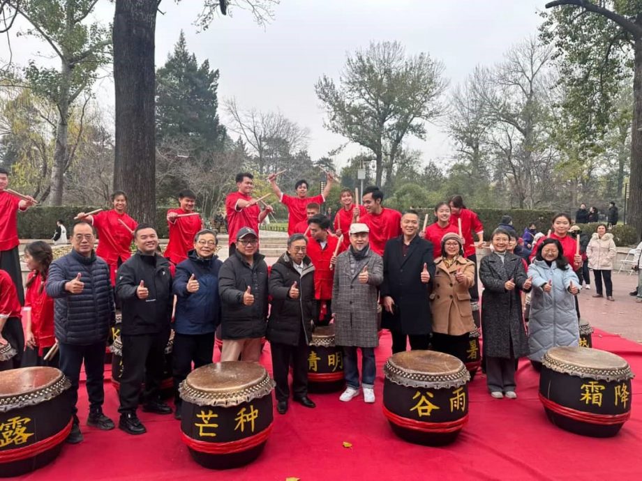 **华社**全国：中国清华大学廿四节令鼓队正立，鼓手中20人是马留学生