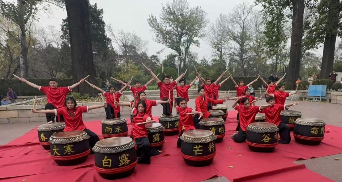 **华社**全国：中国清华大学廿四节令鼓队正立，鼓手中20人是马留学生