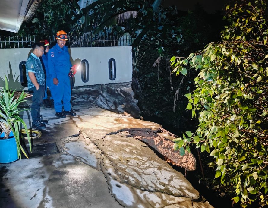 双文丹雨后土崩 双层洋房后院崩陷