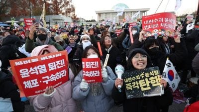 韩国会通过弹劾尹锡悦案 民众载歌载舞欢呼