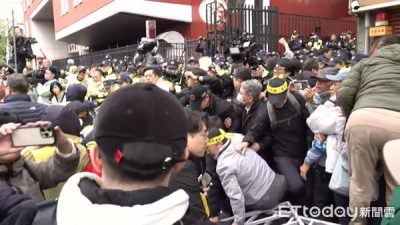 图冲台立院阻争议法案通过 青鸟拆护栏与警爆推挤