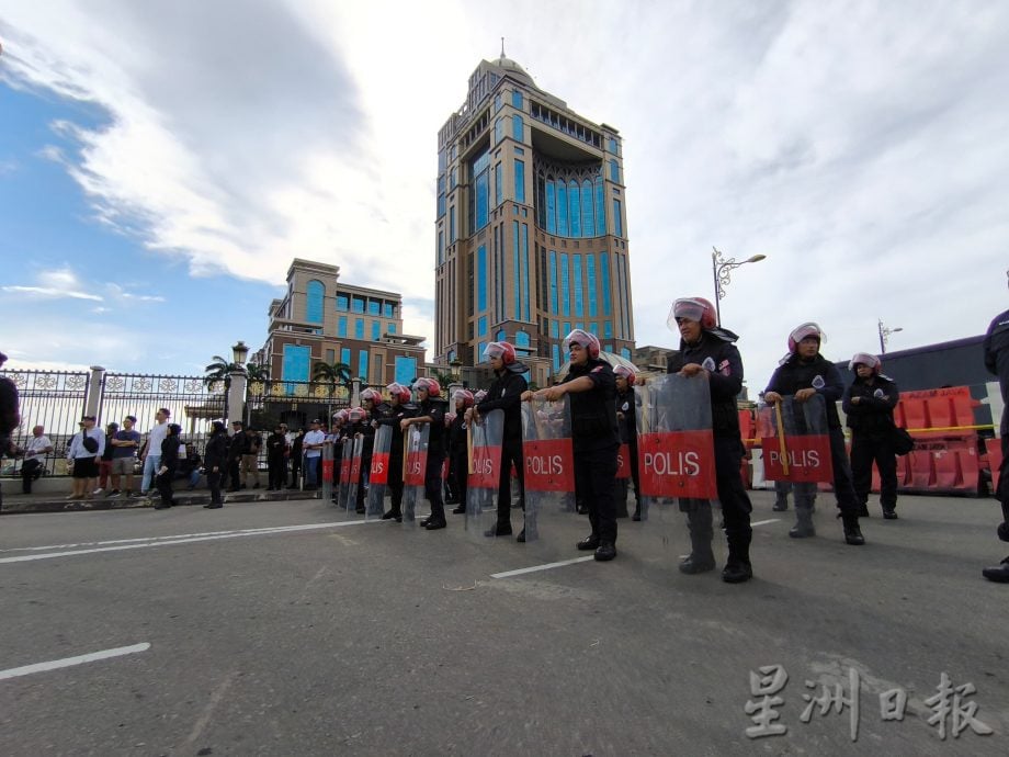 大学生与非政府组织和平集会  警方监控现场