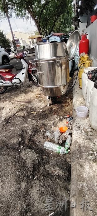 执法组驾到外劳鸡飞狗走 茶餐室沦为空城 乌鸦偷啄烹饪食材苍蝇群舞