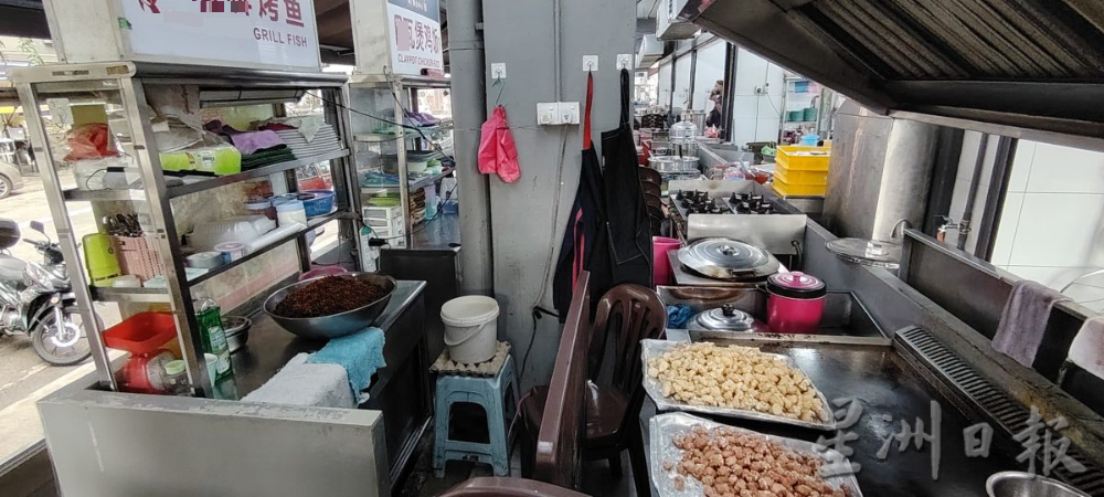 执法组驾到外劳鸡飞狗走 茶餐室沦为空城 乌鸦偷啄烹饪食材苍蝇群舞