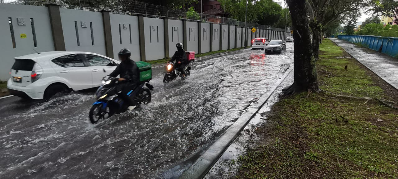 大都会/（主文）马路逢雨积水 行驶车辆变成水上漂