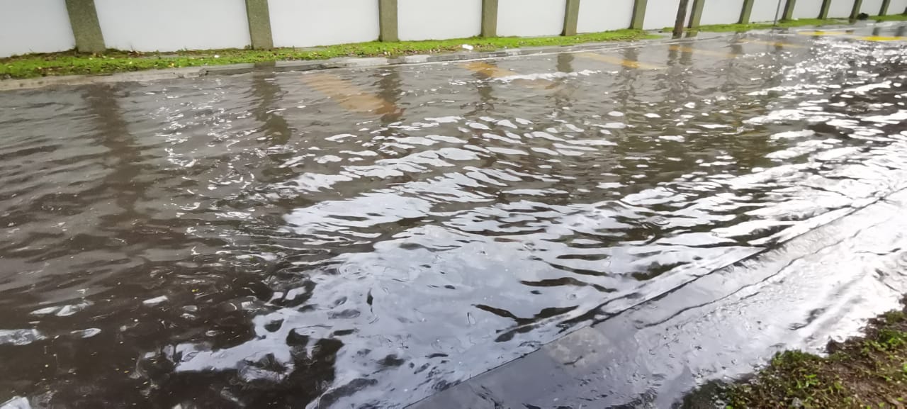 大都会/（主文）马路逢雨积水 行驶车辆变成水上漂