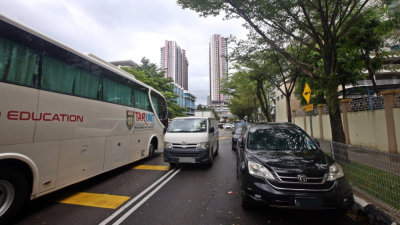 焦点社区：文良港翠湖绍嘉纳路 | 违停餐车占位加剧拥堵   600公尺路要塞半小时