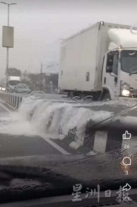 大雨后又闪电水灾 江沙路形成小瀑布