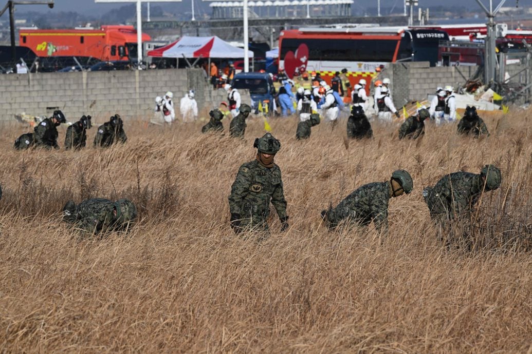 天下事主文)客机撞墙爆炸乘客弹出 罹难者身分难以辨认 乘客沾血行李散满地