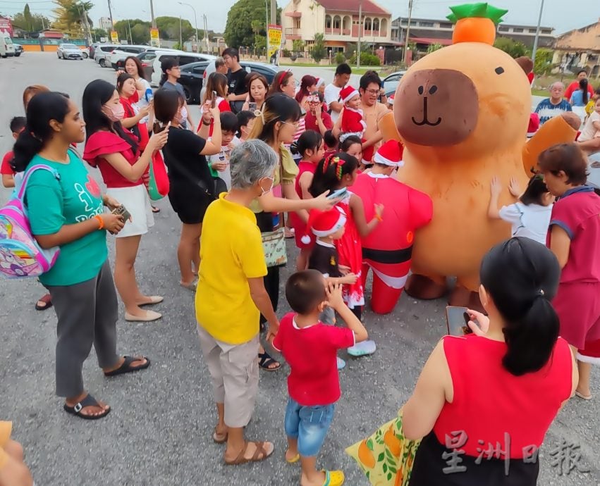 安顺圣诞游行好热闹 圣诞老人儿童一起玩