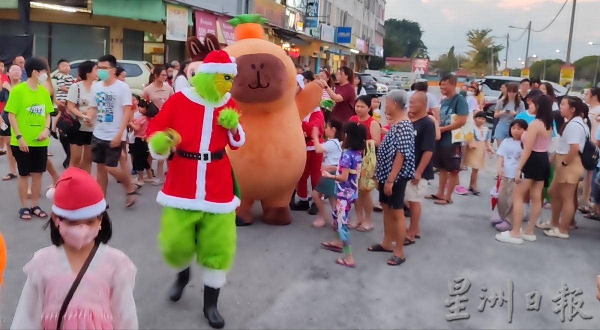 安顺圣诞游行好热闹 圣诞老人儿童一起玩