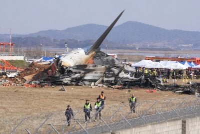 韩国客机坠毁| 客机撞墙爆炸乘客弹出 罹难者身分难以辨认