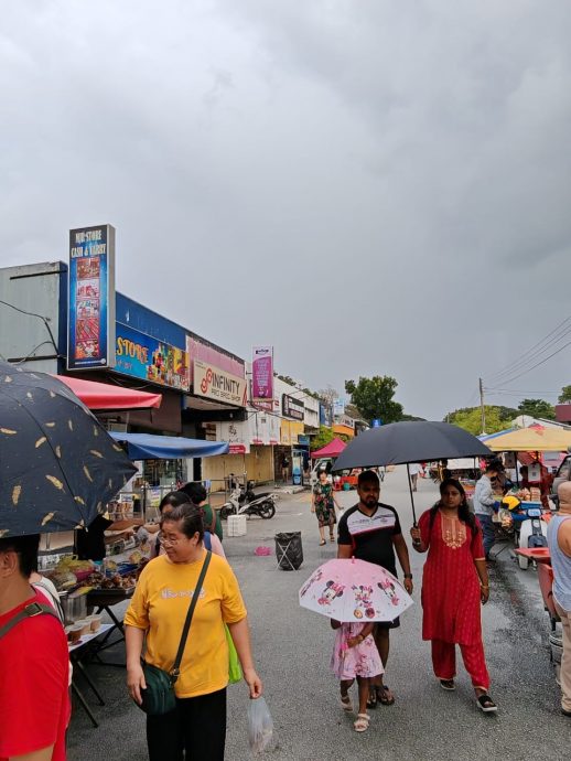 小贩看天吃饭最怕雨天 人潮减食物卖不完送人