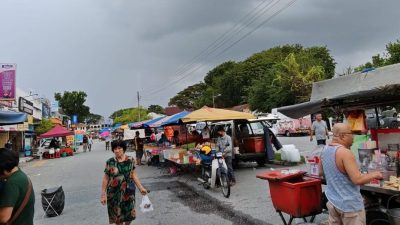 小贩看天吃饭最怕雨天 人潮减食物卖不完送人