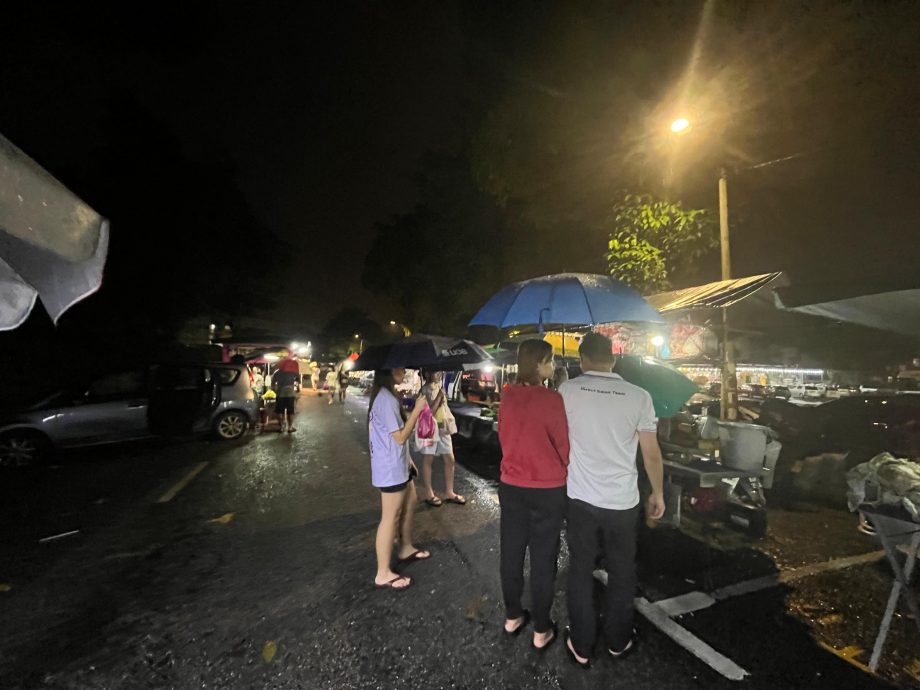 小贩看天吃饭最怕雨天 人潮减食物卖不完送人