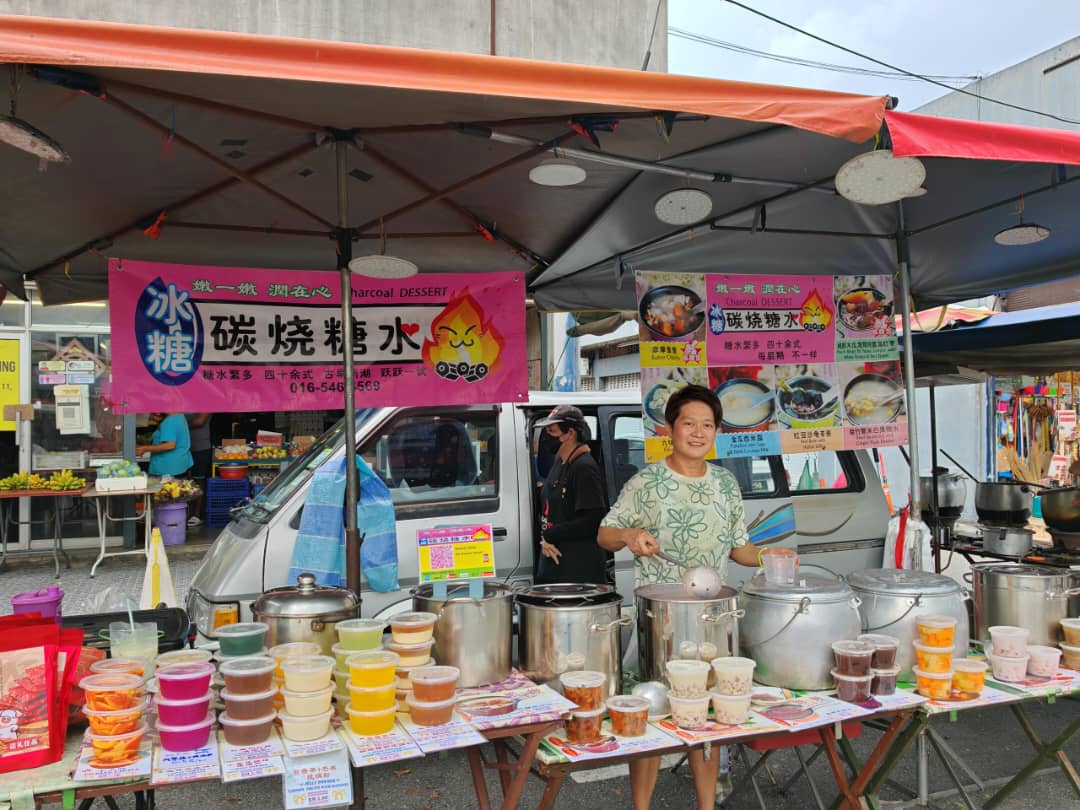 小贩看天吃饭最怕雨天 人潮减食物卖不完送人