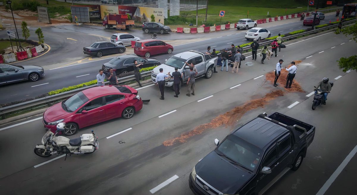 *已签发* 柔：视频 | 罗里失控撞移民局休旅车及3车，5官员轻伤，另5人受惊吓