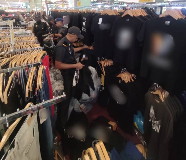 *已签发* 柔：购物商场租店售知名品牌服饰赝品，3人被捕调查