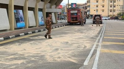 道路出现油渍 消拯员耗1小时清理