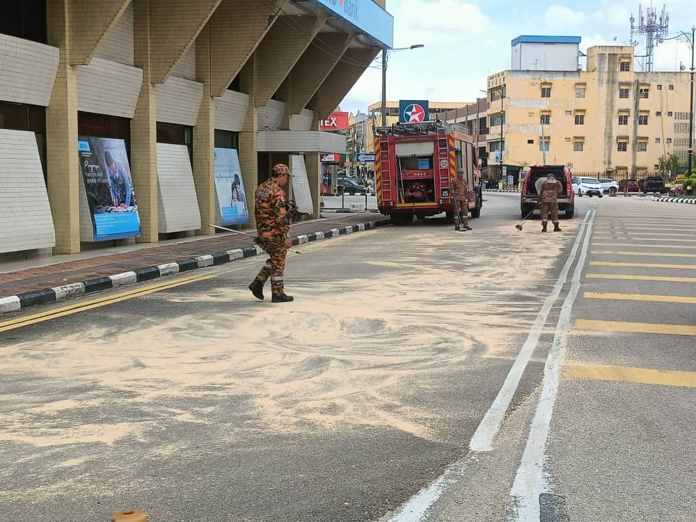 *已签发* 柔：道路出现油渍，消拯员耗时1小时清理干净