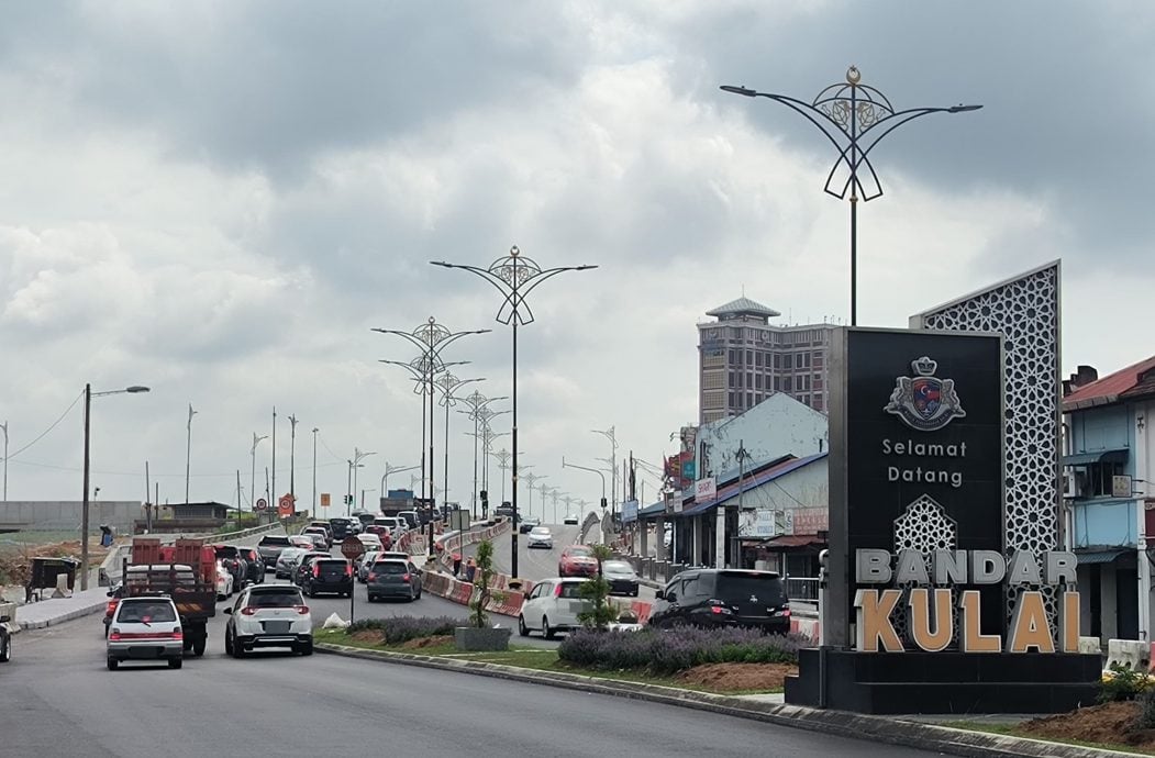 **已签发**柔：头条之一：联邦大道古来大街路段恢复通车，民众褒贬不一 