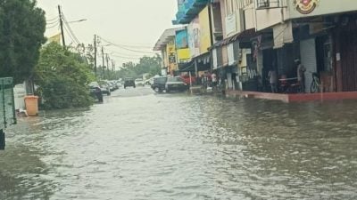 視頻 | 巴生午後豪雨 南區發生閃電水災